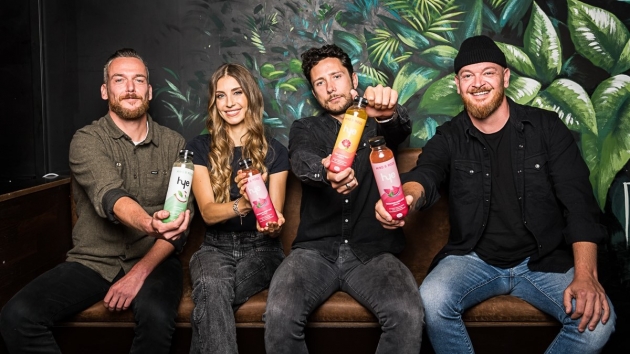 Warsteiner Gruppe beteiligt sich an Getränke-Start-up Hye - Die Gründer des Getränke-Start-ups Hye Cathy Hummels und Andre Kahn (2. v. r.) mit den Investoren Daniel (l.) und Denis Gibisch (r.) - Quelle: Adrian Beck Photographer